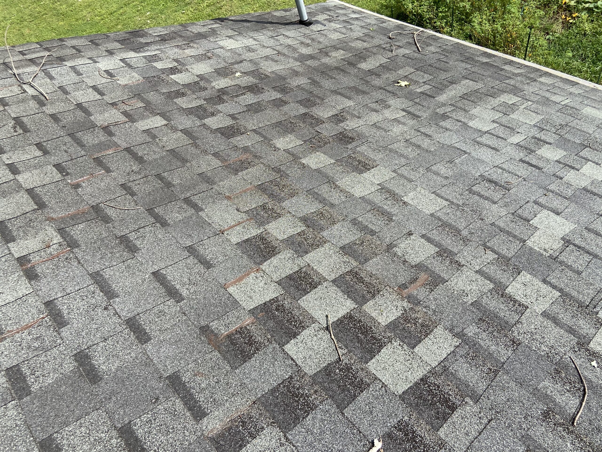 picture of shingles on a roof that are grey in color and worn out