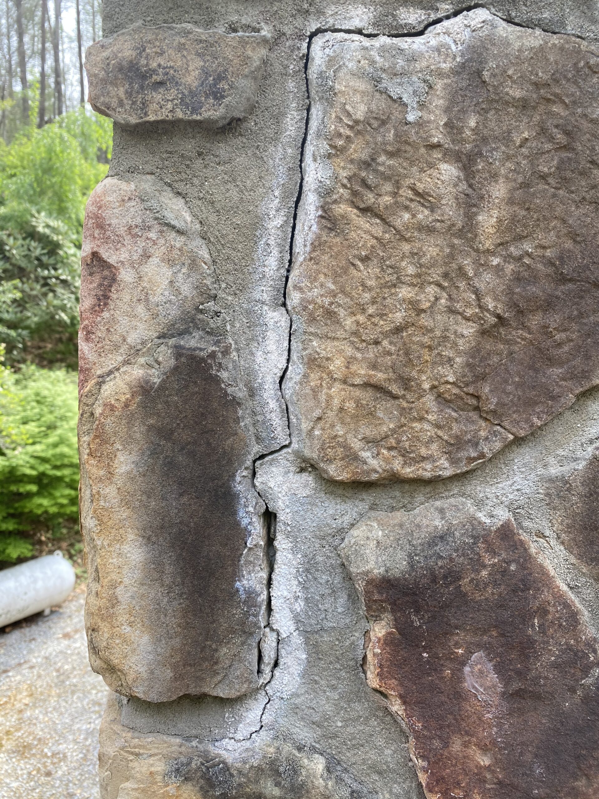 This is a picture of Cracks in chimney
