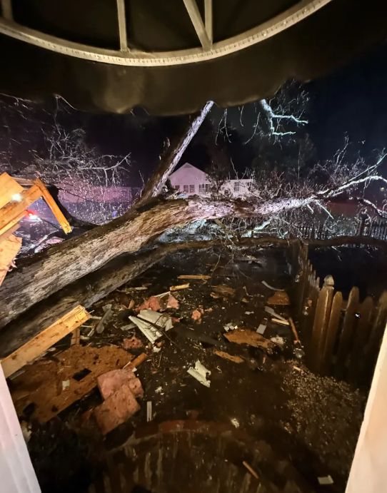 Knoxville wind damage, Knoxville roof damage, December 2025 wind storm, roofing insurance claim Knoxville, roof tarping services, emergency roof repair Knoxville, storm damage roof assessment, roof inspection Knoxville TN, high‑wind safety tips, Litespeed Construction Knoxville, Knoxville roof replacement, homeowner guide to wind damage, Knoxville severe weather, insurance claim process roof, storm damage contractor Knoxville.